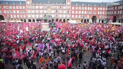 Spain: Thousands of union members march in Madrid for higher wages and better rights