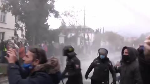 Slowakia water canons on civilians