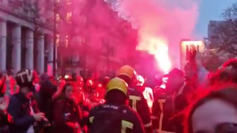 Firefighters join the French protesters! No pension reform!