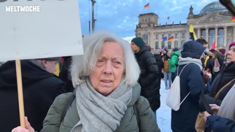 Omas gegen Rechts: Gespräche an der Anti-AfD-Demo in Berlin