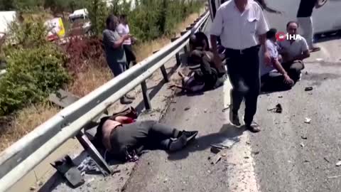 Bus ploughs into crash scene in Turkey