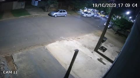 Criminosos em moto atiram em vítima