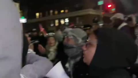Islamic mob attacks NYPD shouting 'allah hu akbar' & "Christmas is cancelled"- Several officers injured.