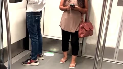 मेट्रो ट्रेन में पापा की परी देखें कैसे एक लड़के का पर्स चो*री करके ले गई और बन गई वीडियो
