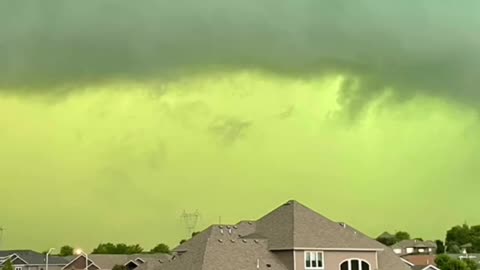 Sky in South Dakota turns GREEN!