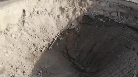 Türkiye is going through difficult times. After the 4.3 magnitude earthquake in Konya today, a sinkhole with a diameter of 37 meters and a depth of 12 meters occurred in the Karapınar district