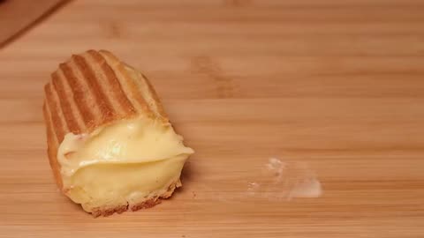 If you have an oven at home, be sure to make it [Cream-filled vanilla eclair]