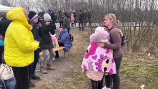 Mother reunites with children at Ukraine border