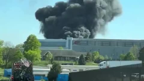 🚨#BREAKING: Firefighters are battling a massive fire that reportedly at a warehouse data center
