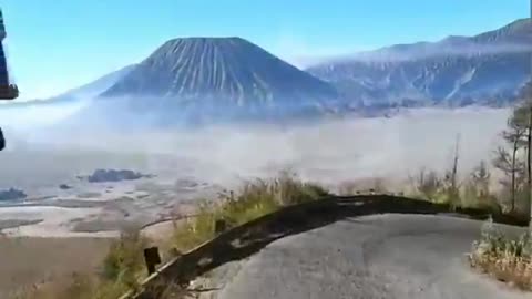 Slamat pagi bromo 🤩 Udah pernah lewad Bromo di jalur ini guys Tag temen mu yah !