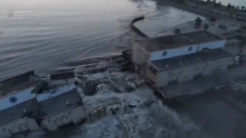 Rússi explode grande barragem de Nova Kakhova na Ucrânia