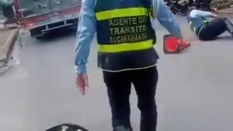 Video: Alférez intentó agarrar a una motociclista y terminó en el piso