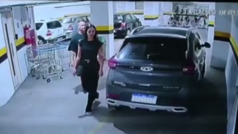 (Horrific moment )Brazilian lawyer appears to her girlfriend car and killed her