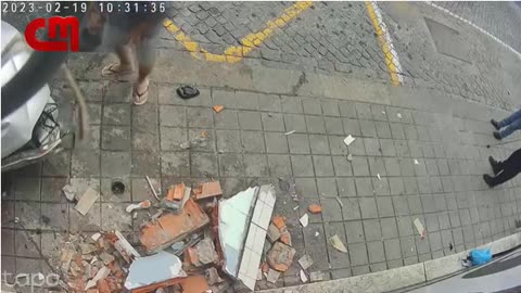 Colisão entre dois carros destrói fachada de café e entrada de prédio no Porto