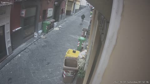 Napoli, A Chiaia sfondata vetrina della trattoria "Antica latteria" con la moto ariete