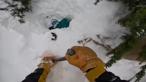 Skier saves the life of snowboarder stuck upside down!