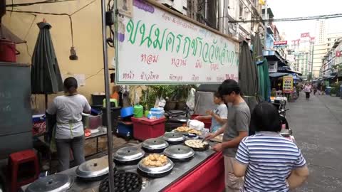 Street ! Food ! in ! Bangkok ! - Awesome PAD THAI and Instant Noodles on Petchaburi Soi 5!