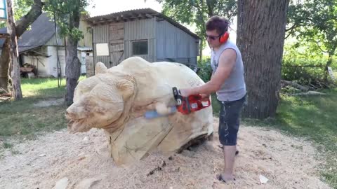 REAL SIZE WOODEN BEAR, amazing chainsaw wood carving