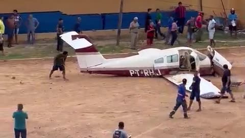 Avião de pequeno porte cai em Teresina, no Piauí