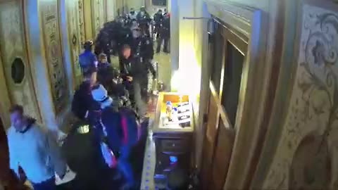 ▶ EXTRAIT-RQ + LIENS parus (19 nov 23 ) : Les policiers leur serre la main, les accompagne....