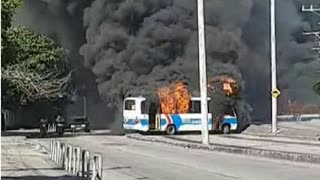 Ônibus queimados por criminosos no RJ