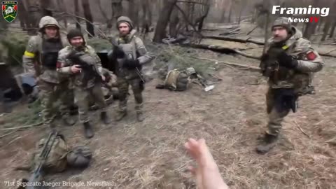 Tentara Ukraina Menjelajahi Parit-Parit Rusia yang Direbut setelah Mereka Diserang dengan Artileri