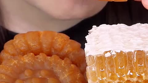 Raw HoneyComb Yakgwa Honey Cookies #zoeyasmr #zoeymukbang #bigbites #mukbang #asmr #food #먹방 #틱톡푸드 #