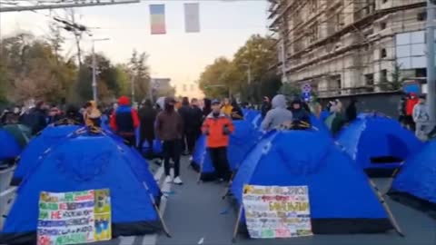 Moldova: Massive anti-government protests as police destroy tents erected by demonstrators