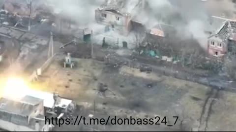 Russian tank destroys Ukrainian firing positions in Artemovsk