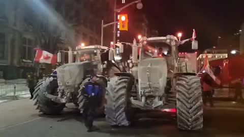 🇨🇦🟢Farmers arrive to join the Freedom Convoy in Ottawa after traveling 400 miles with a tractor.