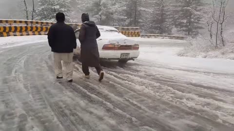 Toyota Corolla sliding on Snow #Dangerous Snowy Roads in Pakistan