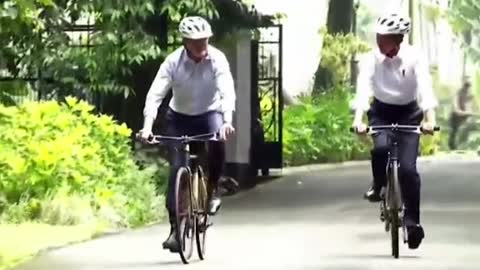 PM Anthony Albanese and Indonesian President Joko Widodo go on a bike ride around the palace