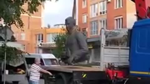 Ukrainians dismantled a monument to the Hero of the Soviet Union, General Nikolai Vatutin.