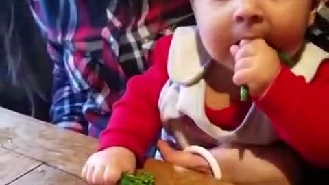 Bebé prueba brócoli y hace una cara adorablemente graciosa