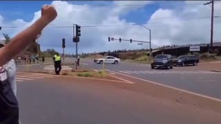 Hawaiians yell "fuck you" as Biden passes them for not doing anything for 14 days as Maui burned