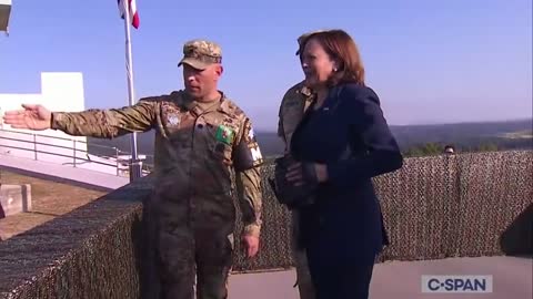 ΕΠΟΣ-Kamala Harris reacts to seeing the DMZ: "It's so close!" "It's 50 meters away, ma'am."