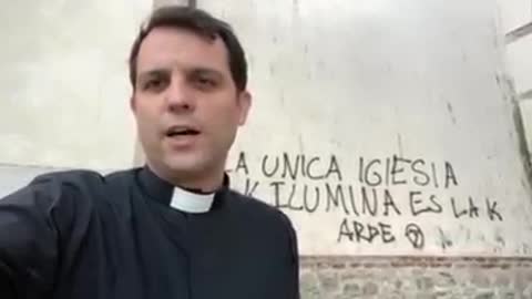 Militancia socialista llama a "prender fuego al Iglesia en España por "criticar su Gobierno"