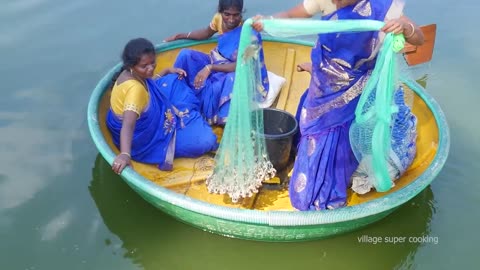 CATCHING FISH WITH CAST NET _ Net Fishing With Ungal SamayalKaaran _ Net Fishing in the Lake