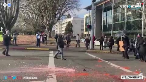 Trump supporter picks up and throws back smoke grenades to Antifa militants.