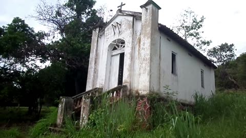 Escola e Igreja antiga no FACÃO