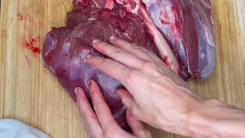 Butchering a deer hindquarter #venison #cooking #Recipe