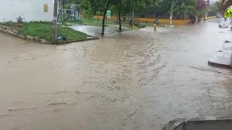 Lluvias generan calles inundadas y arroyo