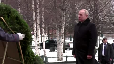 Putin lays wreath to honor armed forces