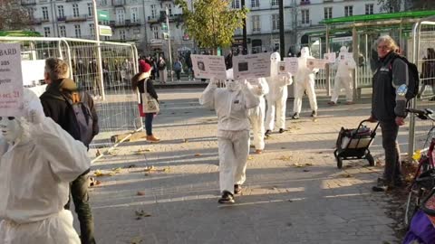 Les Masques BLancs Nantes Action Pancartes Victimes de linjection le 10 dec 2022