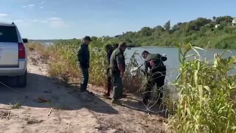 TREASON ON CAMERA ~ BORDER PATROL CUTS BARBED WIRE TO ALLOW ILLEGAL ALIENS TO INVADE USA!