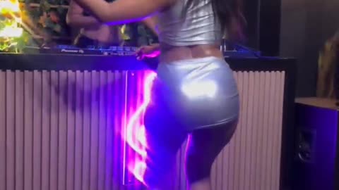 The Dj makes her move like that..🤔