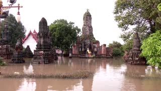 Thailand diverts floodwater to save historic structures