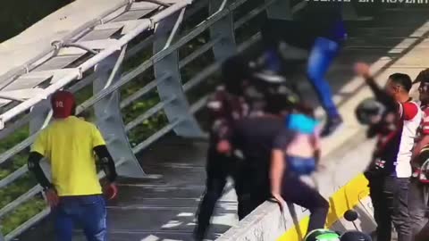 Video: Evitaron que una mujer se lanzara del Viaducto de la Novena, en Bucaramanga