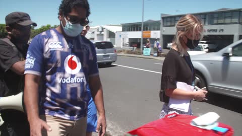 Liz Gunn talks to One News Reporter - Full Footage capture by Free NZ cameraman Jonathan