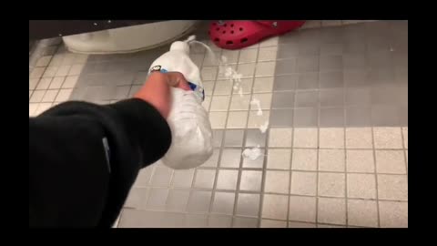 Pranking strangers in the bathroom 😂😂